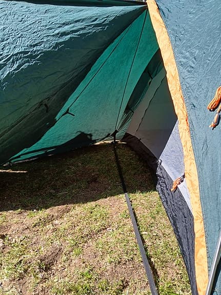 Litet smidigt tält med pinnar på utsidan