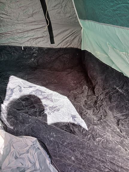 Litet smidigt tält med pinnar på utsidan