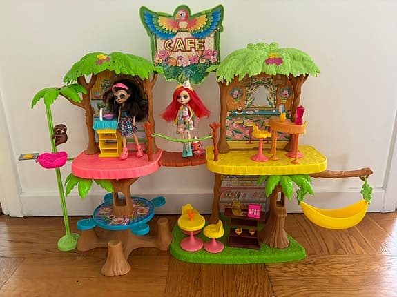 Djungel Wood café Enchantimals med Peeki parrot docka