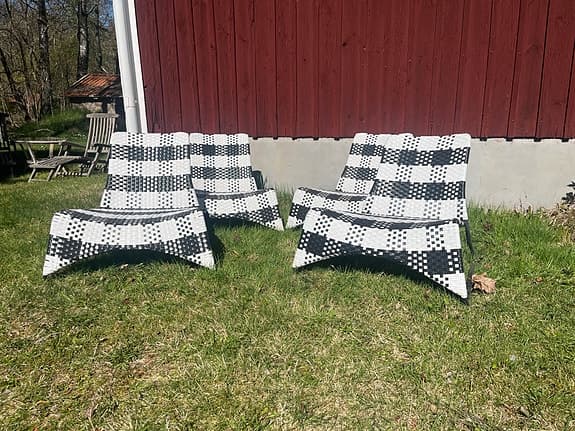 Svartvita loungestolar för uteplats/trädgård