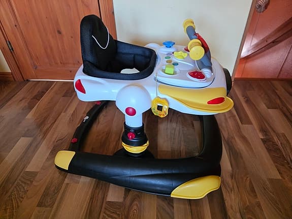 Babyseat Lekstol Speedway i svart och gult.
