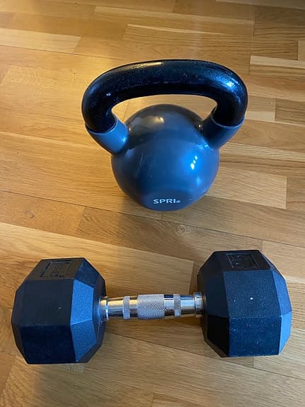 Kettlebell och hantel för hemmaträning