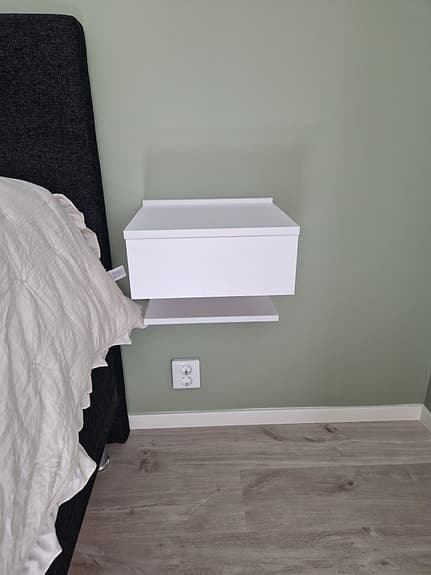 Vägghängda sängbord 2st