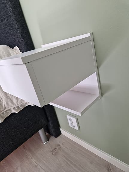 Vägghängda sängbord 2st