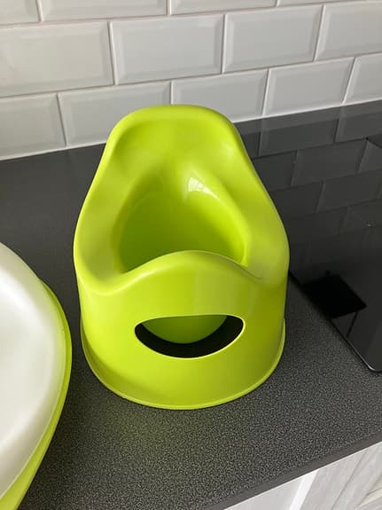 Grön potta och toasits för barn