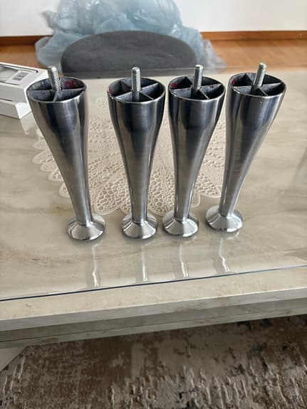 Mio säng med grå klädsel och metallben