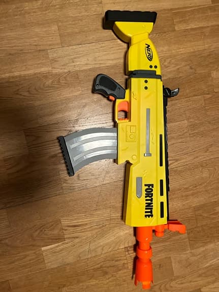 Fortnite Nerf scar (kom gärna med bud!)