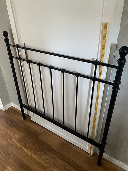 IKEA svart sänggavel i metall