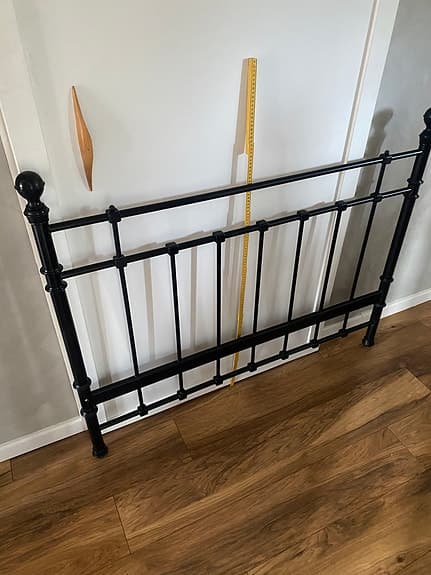 IKEA svart sänggavel i metall