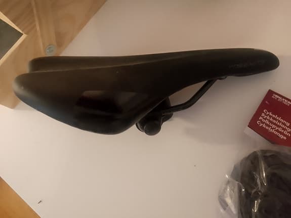 Cykelsadel och 2 cykelslangar