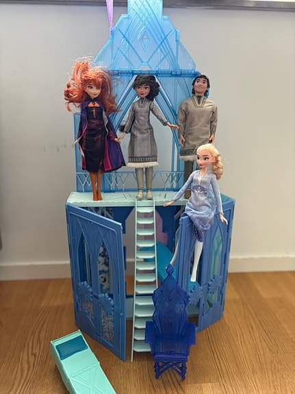 Disney Frost dockhus med dockor