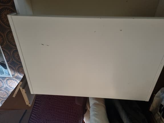 Vit byrå med mässing hantag