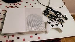 XBOX ONE S I PERFEKT SKICK MED ORIGINAL TILLBEHÖR