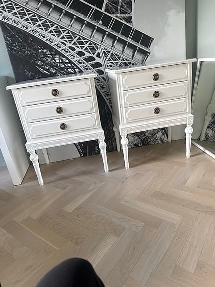 Exklusiva sängbord i fransk stil – nypris ca 10 000 kr