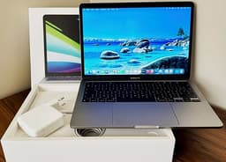 MacBook Pro 13” M2 2022 – 8GB RAM / 256GB SSD – fint skick