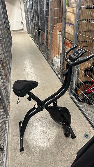 Träningscykel med display svart