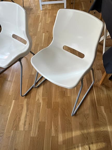 4 stycken stapelbara Plaststolar