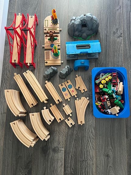 BRIO tågbana trä med tåg, vagnar och tillbehör