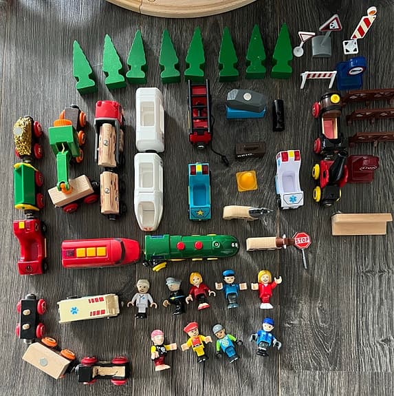 BRIO tågbana trä med tåg, vagnar och tillbehör