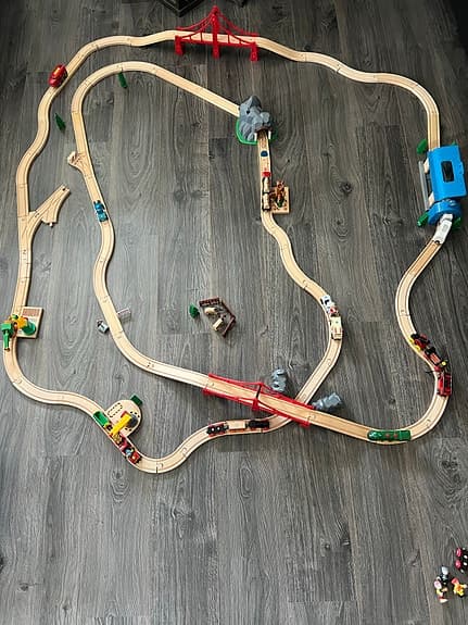 BRIO tågbana trä med tåg, vagnar och tillbehör