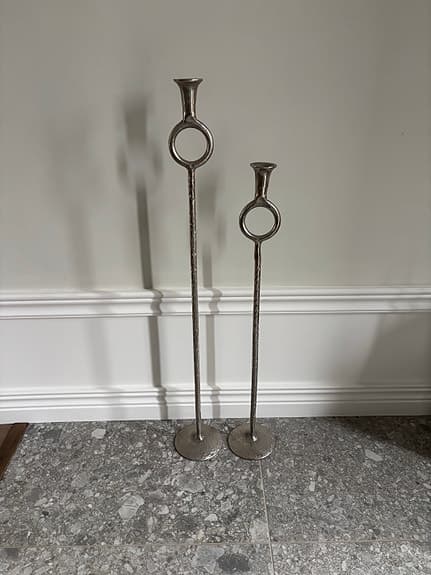 Mio ljusstakar på fot metall silverfärgade