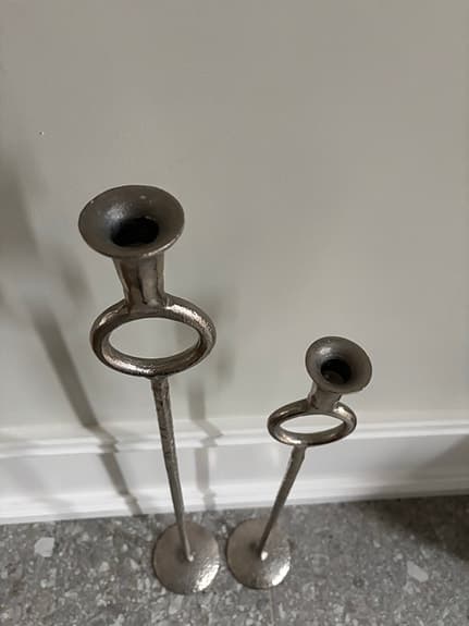Mio ljusstakar på fot metall silverfärgade
