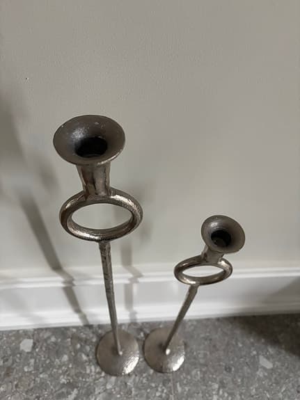 Mio ljusstakar på fot metall silverfärgade