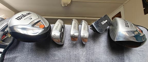 Wilson golfset med bag, vagn och klubbor