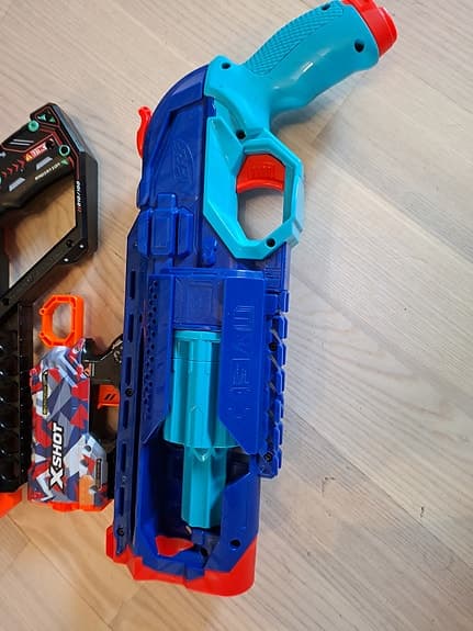 Nerf gun/ x shot