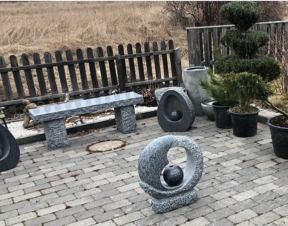 Bänk i massiv granit, polerad sittyta