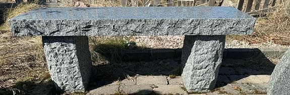 Bänk i massiv granit, polerad sittyta