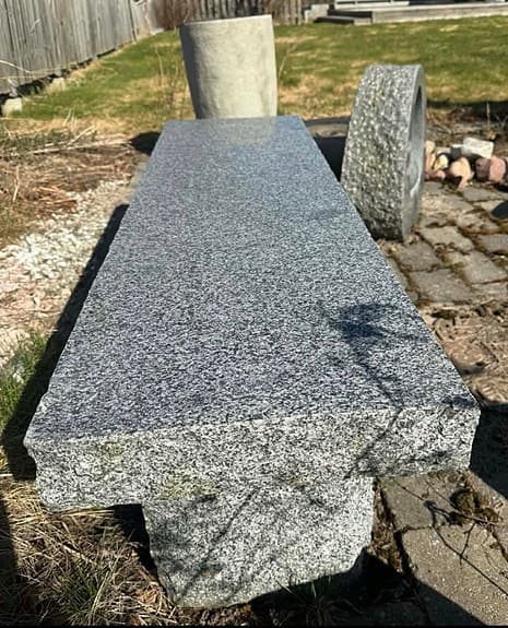 Bänk i massiv granit, polerad sittyta