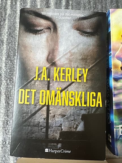 Paket med 6 pocketböcker.