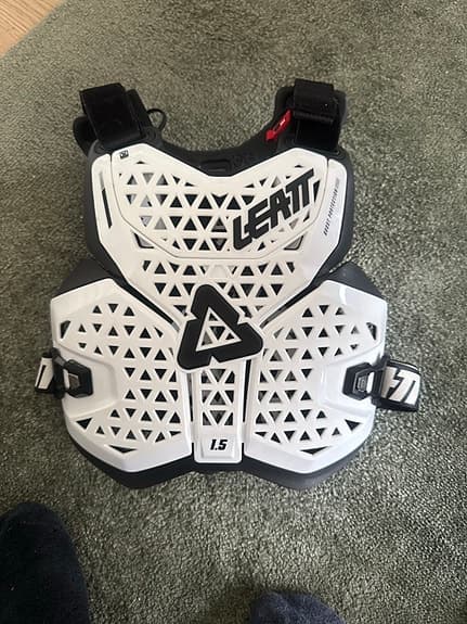 Leatt 1,5 bröstskydd vit/svart