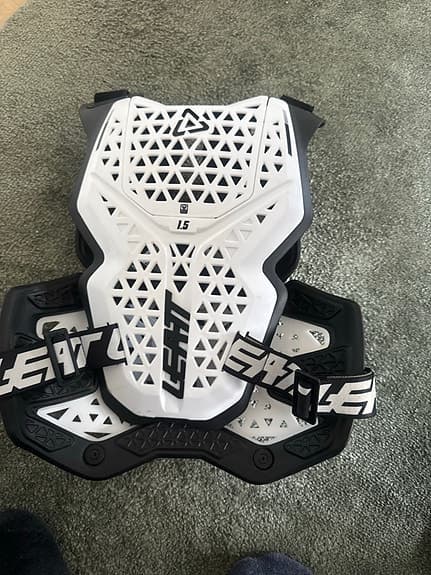 Leatt 1,5 bröstskydd vit/svart