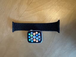 Apple Watch Series 7 45mm med svart sportband