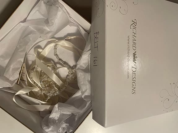 Richard Designs. Handknutet brudbälte med pärlor och strass