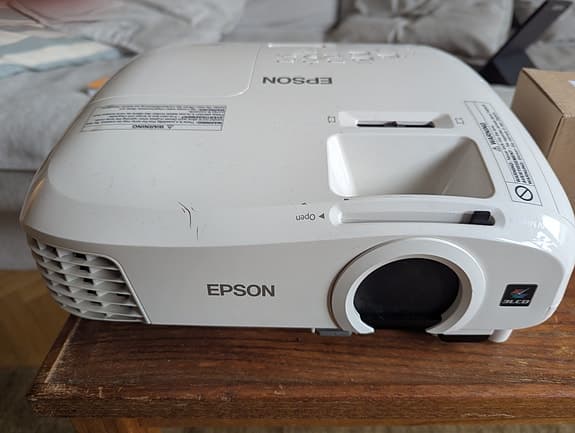 Projektor Epson med ny lampa och duk