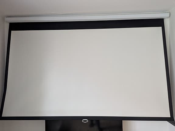 Projektor Epson med ny lampa och duk