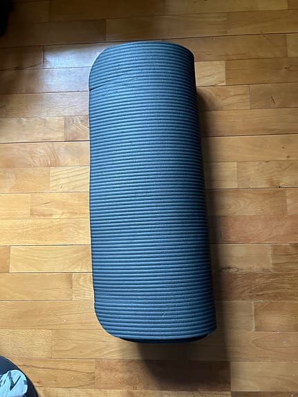 Liggunderlag/ Träningsmatta / yogamatta grå