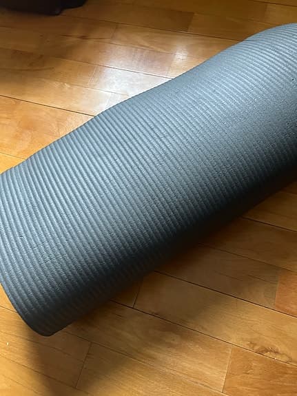 Liggunderlag/ Träningsmatta / yogamatta grå