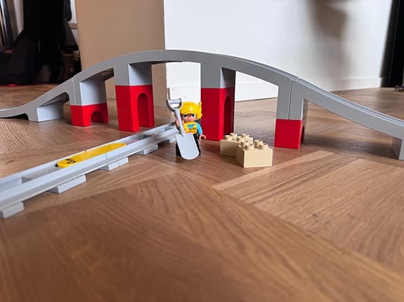 LEGO DUPLO City tågbaneset med broar och tillbehör