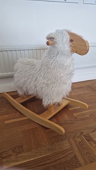 Teddykompaniet gunghäst får i trä med vit päls