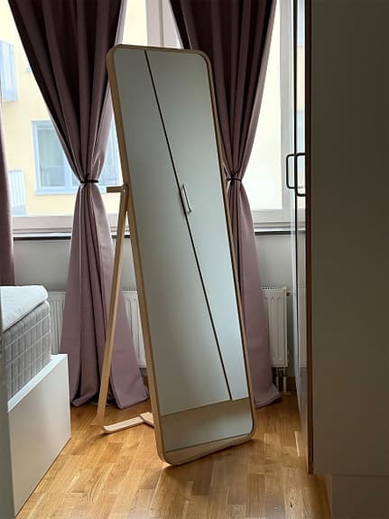 IKEA fristående helkroppsspegel med träställning
