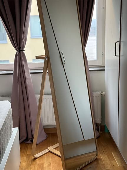 IKEA fristående helkroppsspegel med träställning