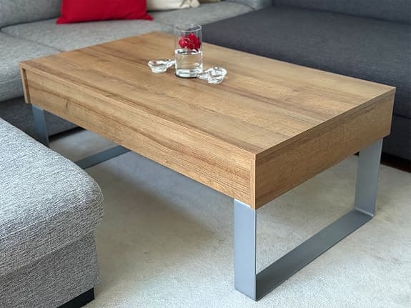 Soffbord i ekfärg med metallben och låda