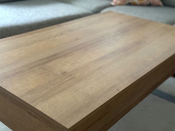 Soffbord i ekfärg med metallben och låda