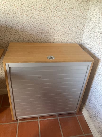 Dokument skåp med jalusi.