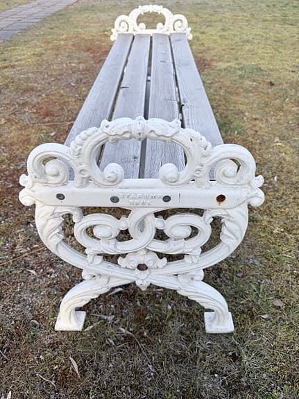 Byarum Trädgårdsbänk med vit gjutjärnsstomme och träsits