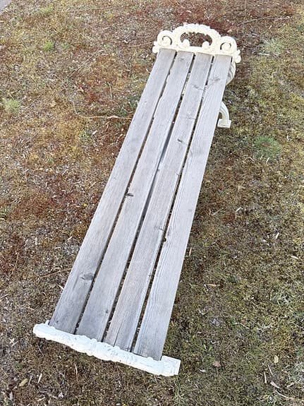 Byarum Trädgårdsbänk med vit gjutjärnsstomme och träsits